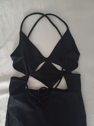 Vestido negro mini, abertura