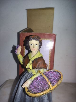 Figura mujer con azafrán