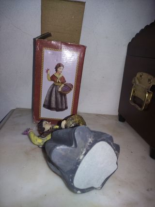 Figura mujer con azafrán
