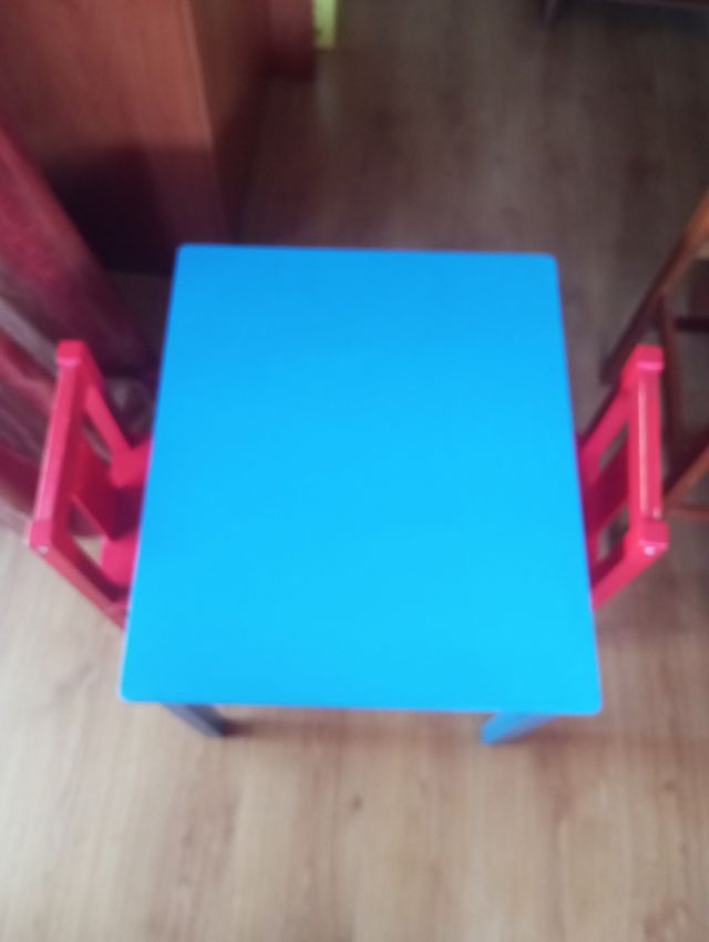Mesa y dos sillas infantiles
