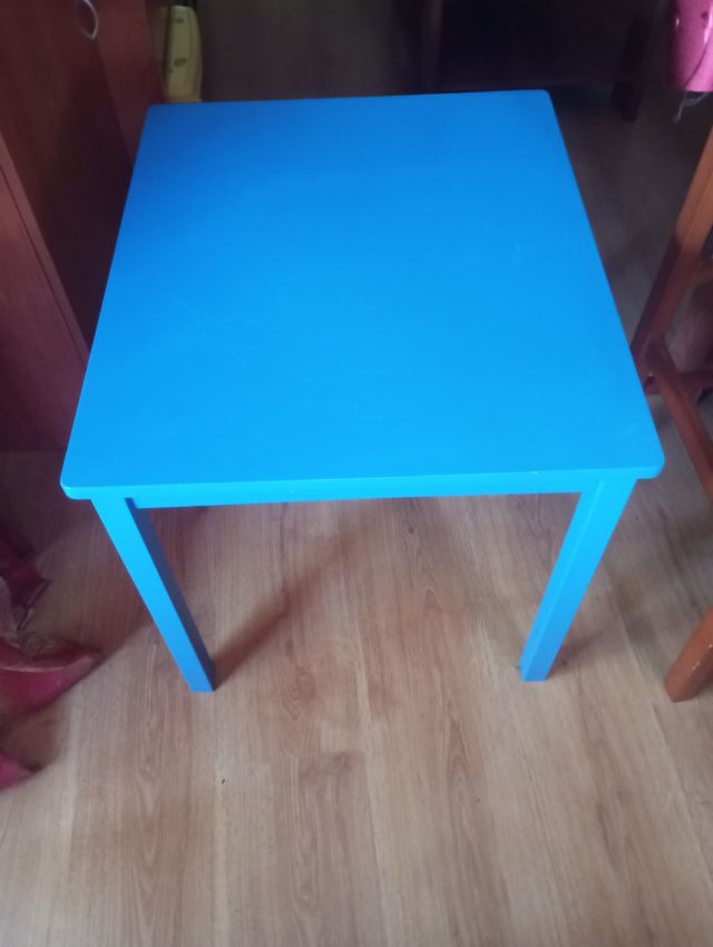 Mesa y dos sillas infantiles