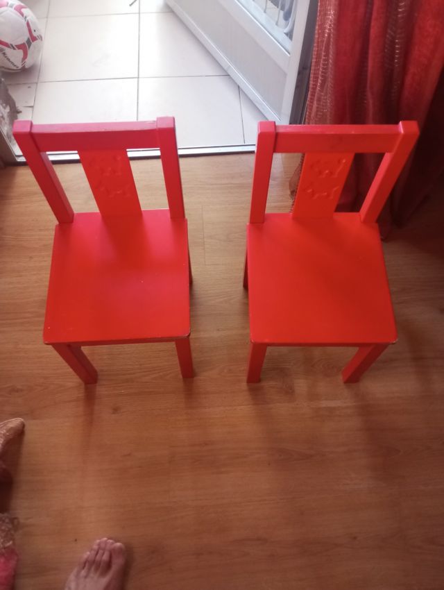 Mesa y dos sillas infantiles