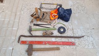 Herramientas encofrado: Martillo, nivel, etc..