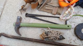 Herramientas encofrado: Martillo, nivel, etc..