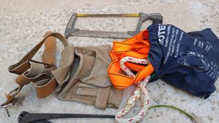 Herramientas encofrado: Martillo, nivel, etc..