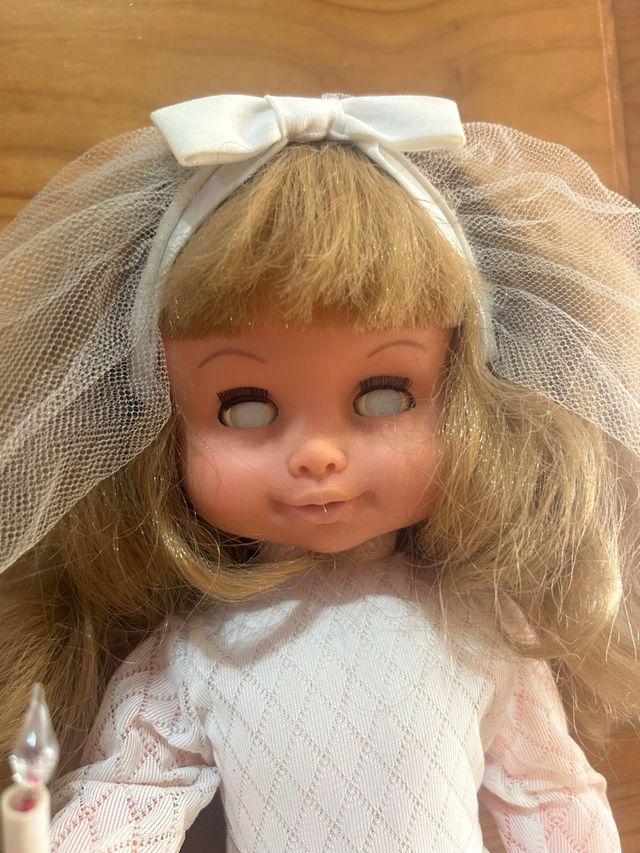 Muñeca comunión diabólica