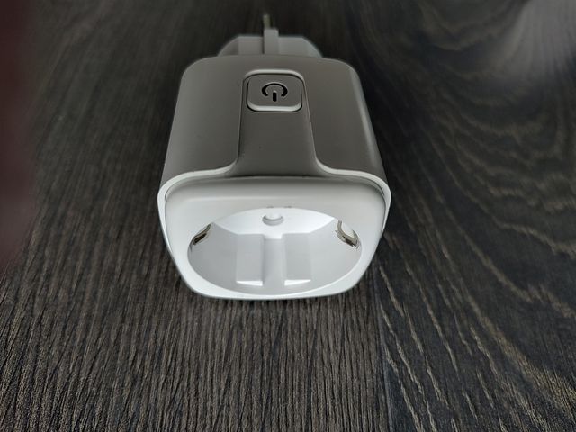 Enchufe inteligente con medidor de consumo - Tuya