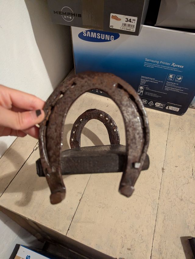 Espositore artigianale in legno e ferri cavallo