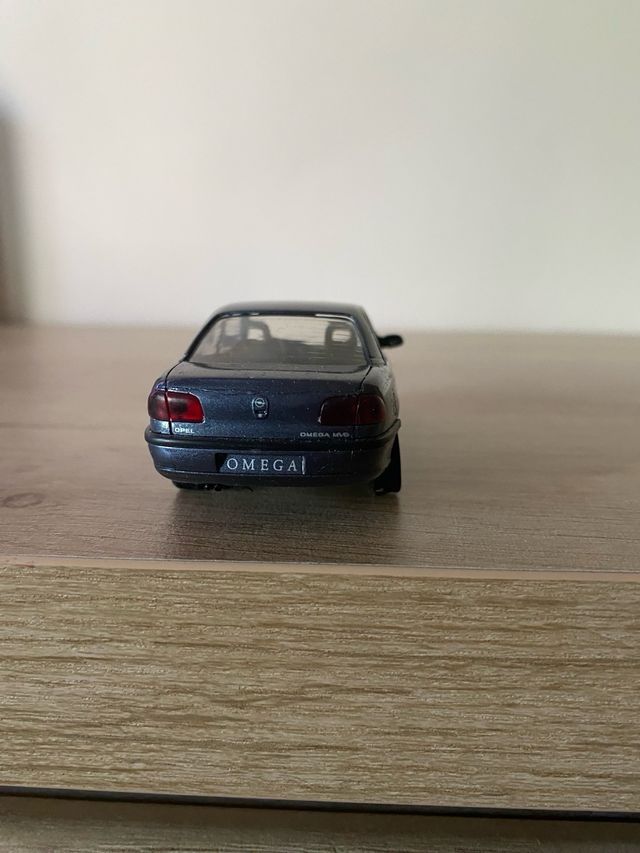 Miniatura Opel Omega B 1:43