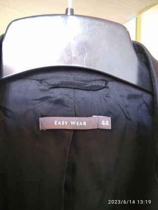 2 Chaqueta estampada y otra negra talla 44