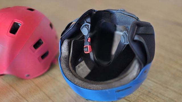 Casco patinete y montaña