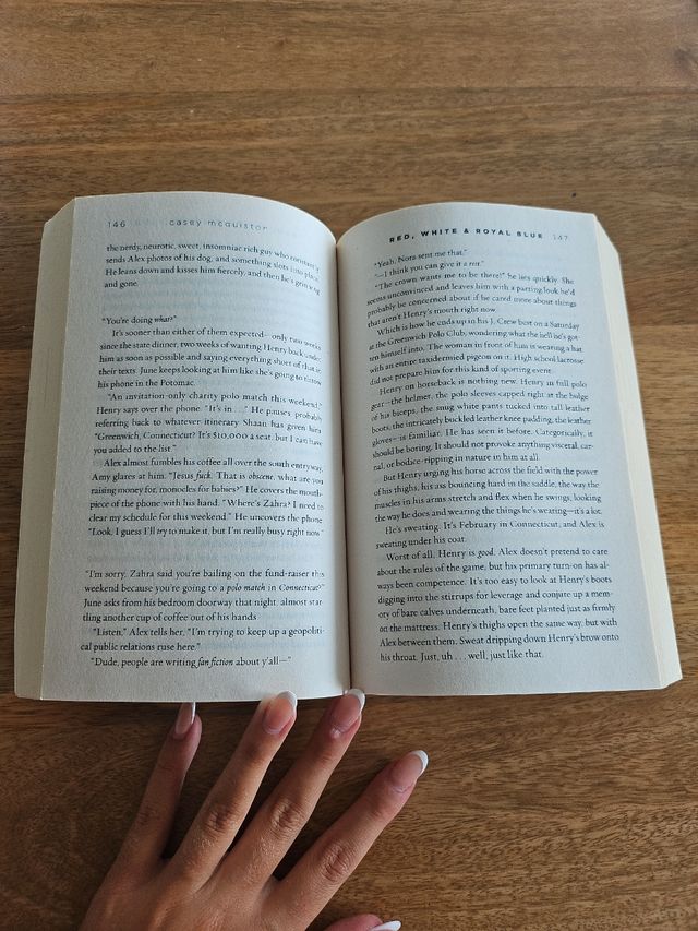 Red, White & Royal Blue: A Novel