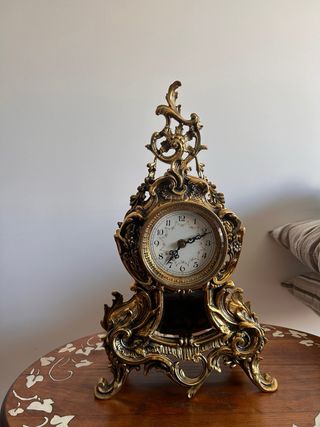 Reloj dorado estilo antiguo