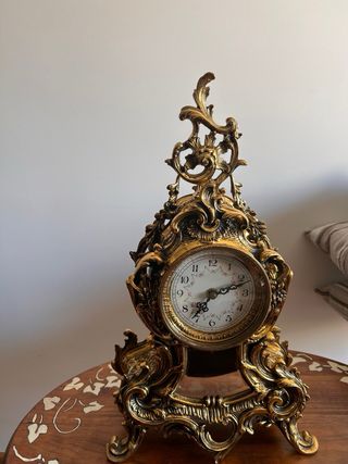 Reloj dorado estilo antiguo