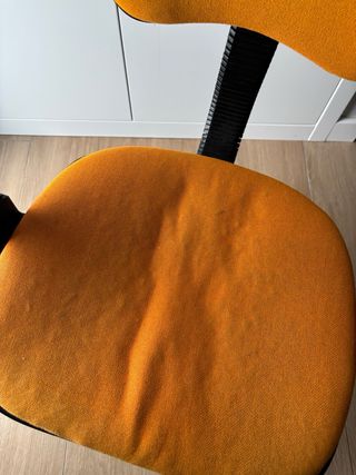 Silla giratoria oficina naranja, con mucho uso.