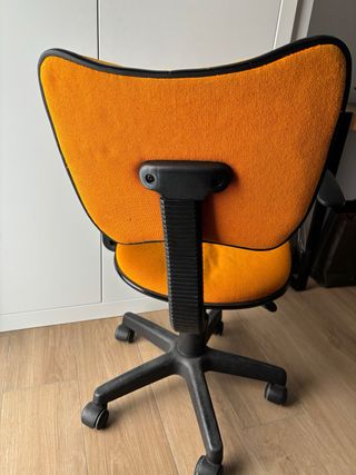 Silla giratoria oficina naranja, con mucho uso.