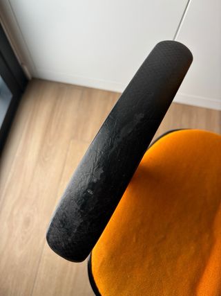 Silla giratoria oficina naranja, con mucho uso.