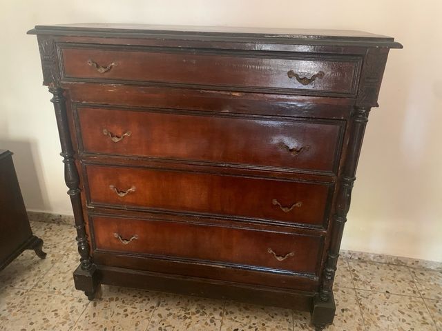 Cómoda antigua de madera