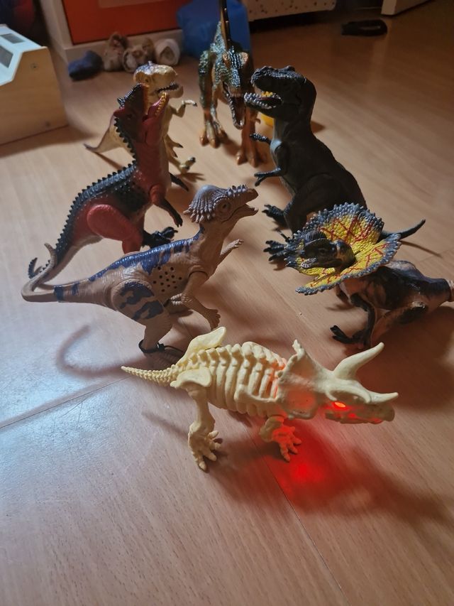 Lote 8 dinosaurios de juguete