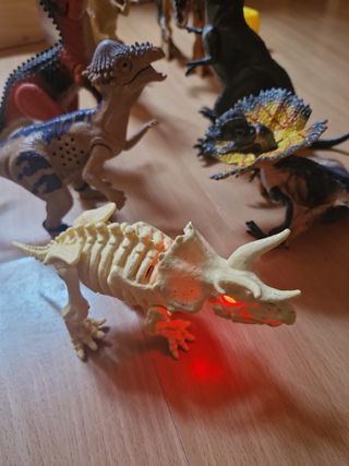 Lote 8 dinosaurios de juguete