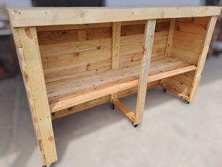 Barra de madera con ruedas