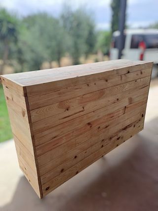 Barra de madera con ruedas