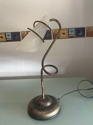 2 Lámparas mesilla - de forja y cristal.