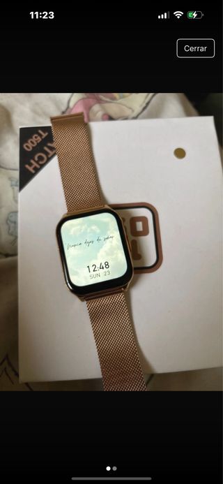 Reloj inteligente dorado y correa rosa