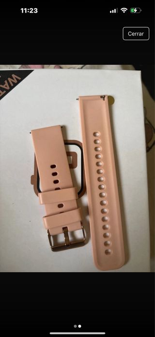 Reloj inteligente dorado y correa rosa