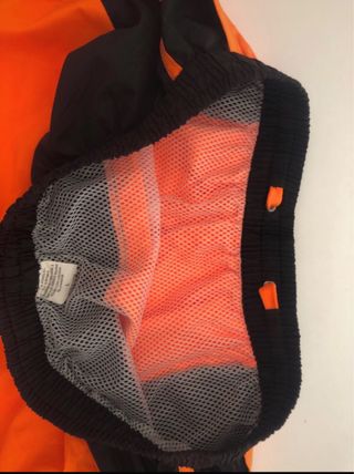 Shorts deportivos naranja-negro bolsillos