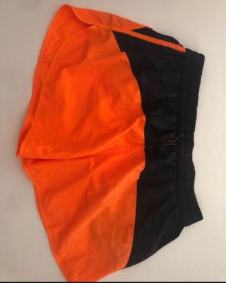 Shorts deportivos naranja-negro bolsillos