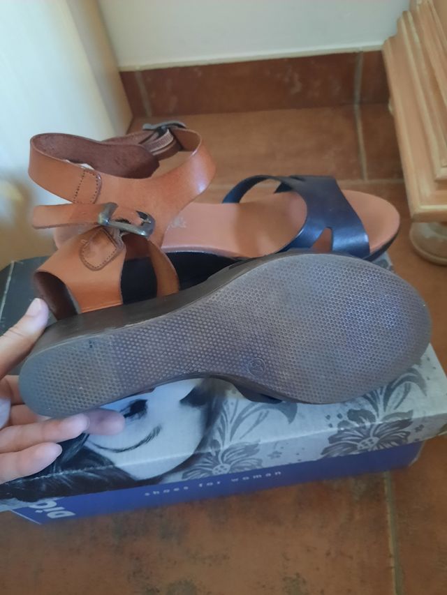 Sandalias cuña mujer marrón-azul.