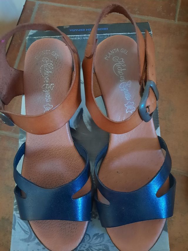 Sandalias cuña mujer marrón-azul.