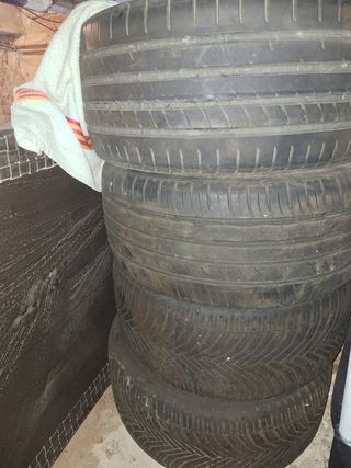 4 Neumáticos 255/35/19 usados.