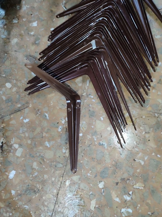 Escuadras metálicas marrones