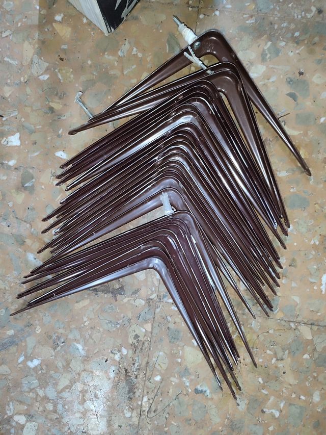 Escuadras metálicas marrones