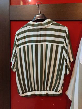 Camicia a righe verde oliva e bianca