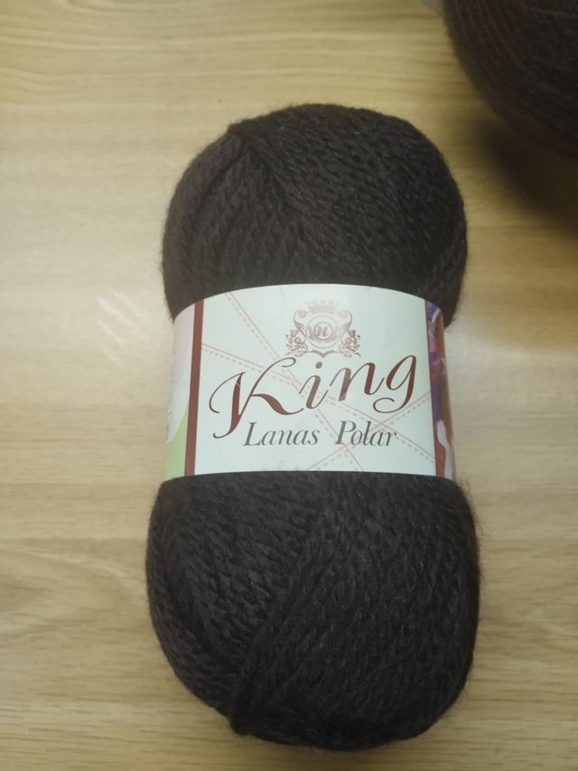 3 ovillos de lana:lila y marróns