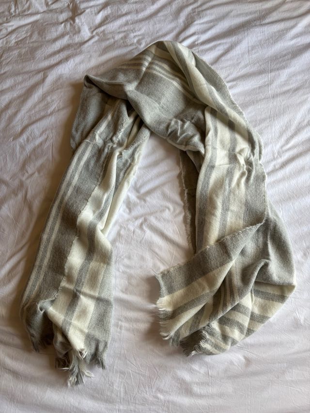 Bufanda gris y blanca de Zara