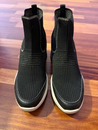 Botín cuña elástico negro