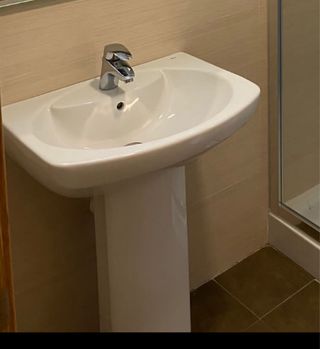 2 Lavabos con pedestal Roca + Pila