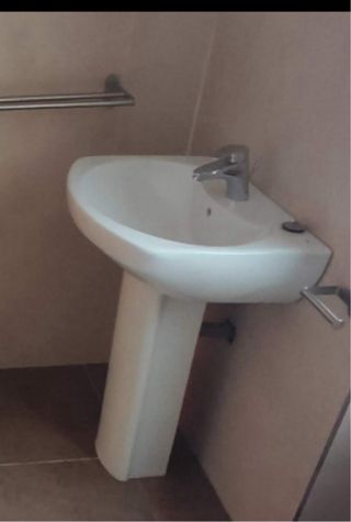 2 Lavabos con pedestal Roca + Pila