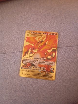 Carta Pokémon Charizard VMAX dorada