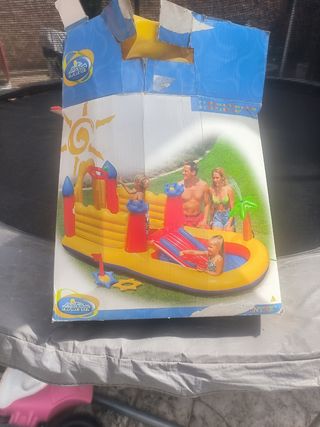 Castillo hinchable INTEX con piscina