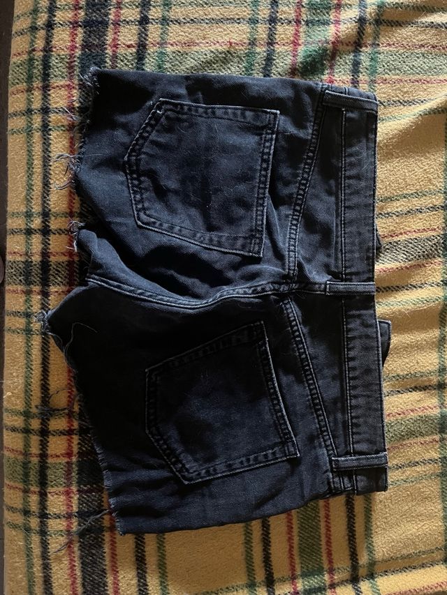 Shorts negros bordados.