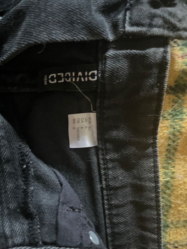 Shorts negros bordados.