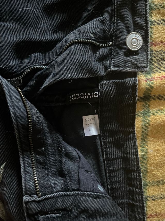 Shorts negros bordados.