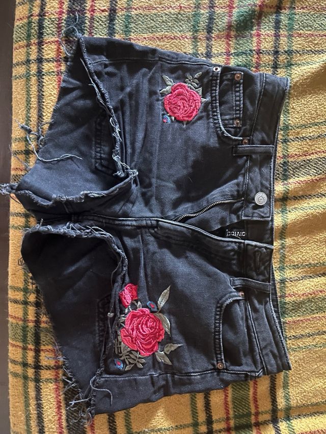 Shorts negros bordados.