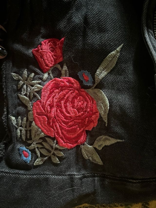 Shorts negros bordados.