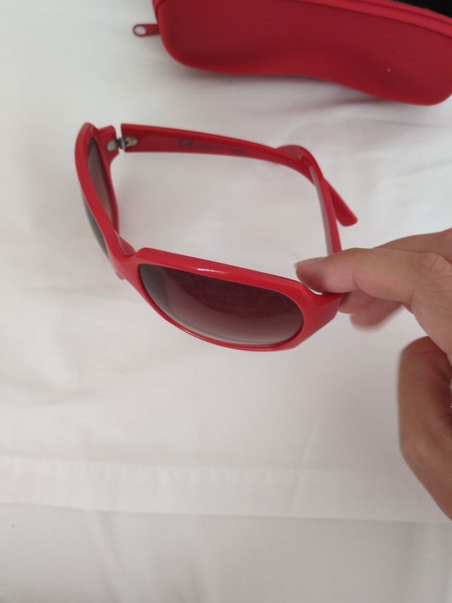 Occhiali da sole rossi